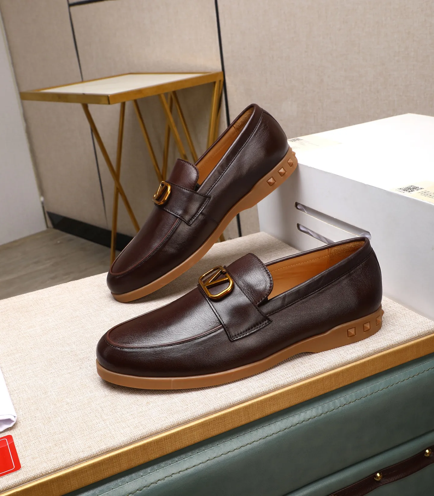 Men's shoes 💰520 [Valentino-Valentino] High-quality boutique men's shoes. The same style as the celebrities, original and authentic.✅ Made of imported cowhide + original apricot cowhide lining. The French luxury model is priced at 14,080 Swiss francs. It is also a Paris Fashion Week catwalk model. A brand can be deeply rooted in your heart, and a pair of shoes can make you linger. What you wear is not only noble, but also an aura. 👻Standard 38-45